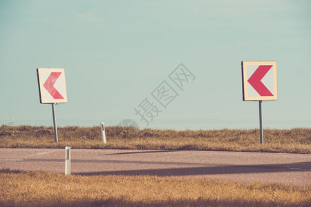 交通过滤道路标志预示前进危险曲线路标警告驱动因素迹象图片