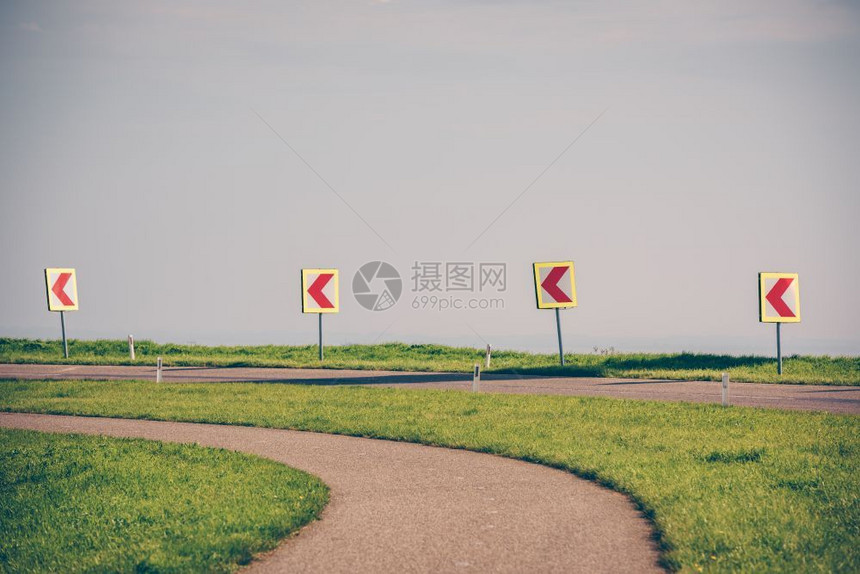 驾驶迹象道路标志预示前进危险曲线路标警告驱动因素红色的图片