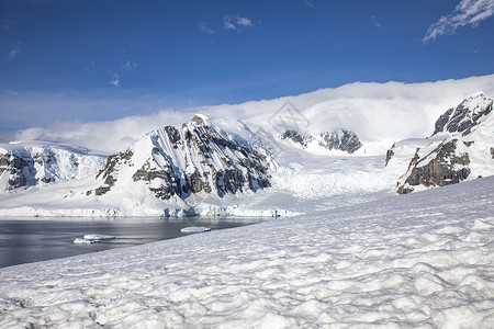 乌多萨尼自由典型的南极风景山雪覆盖冰漂浮在海上孤独高的设计图片