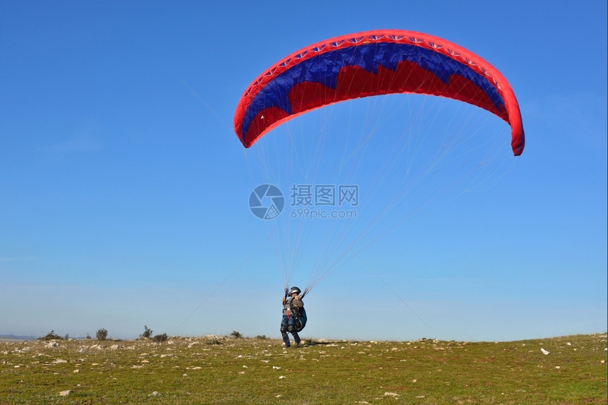 娱乐自由在奇异的风景中空升起男图片