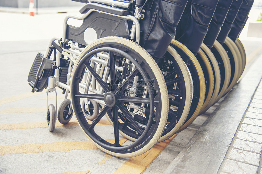 残疾人轮椅图片