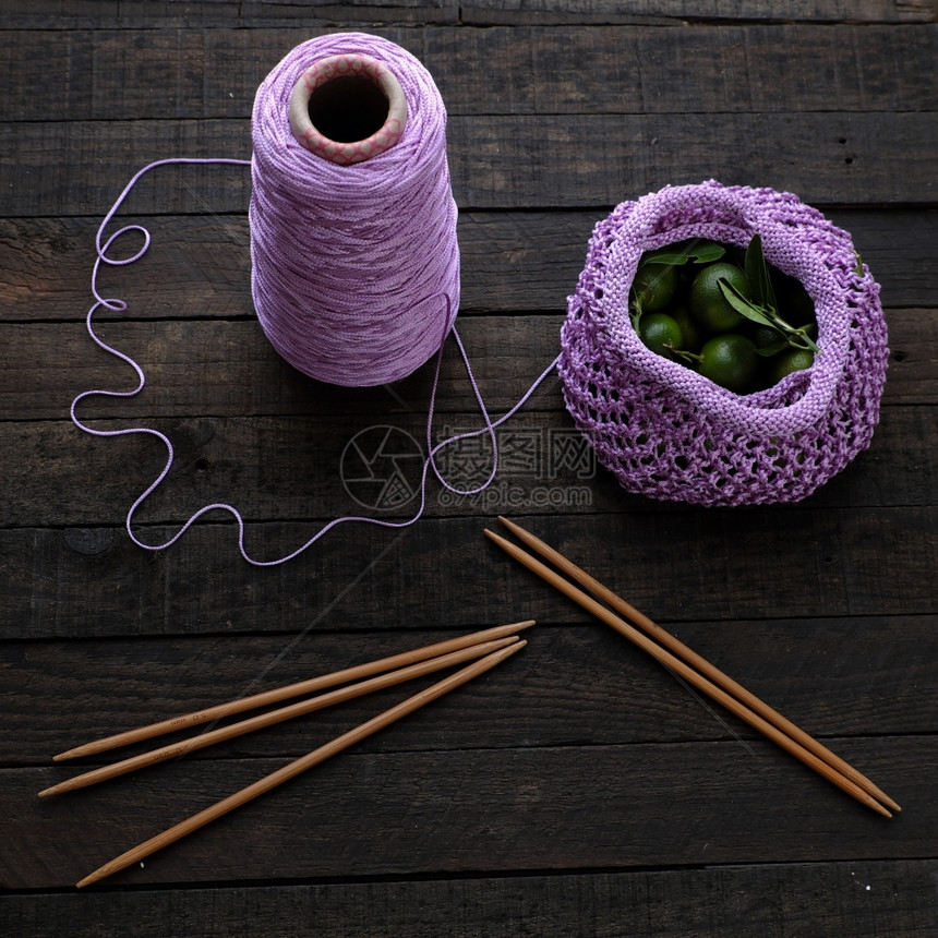 时尚织物手工袋上市用紫色纱线编的手袋织为母亲或在白天赠送礼物的业余休闲木制图片