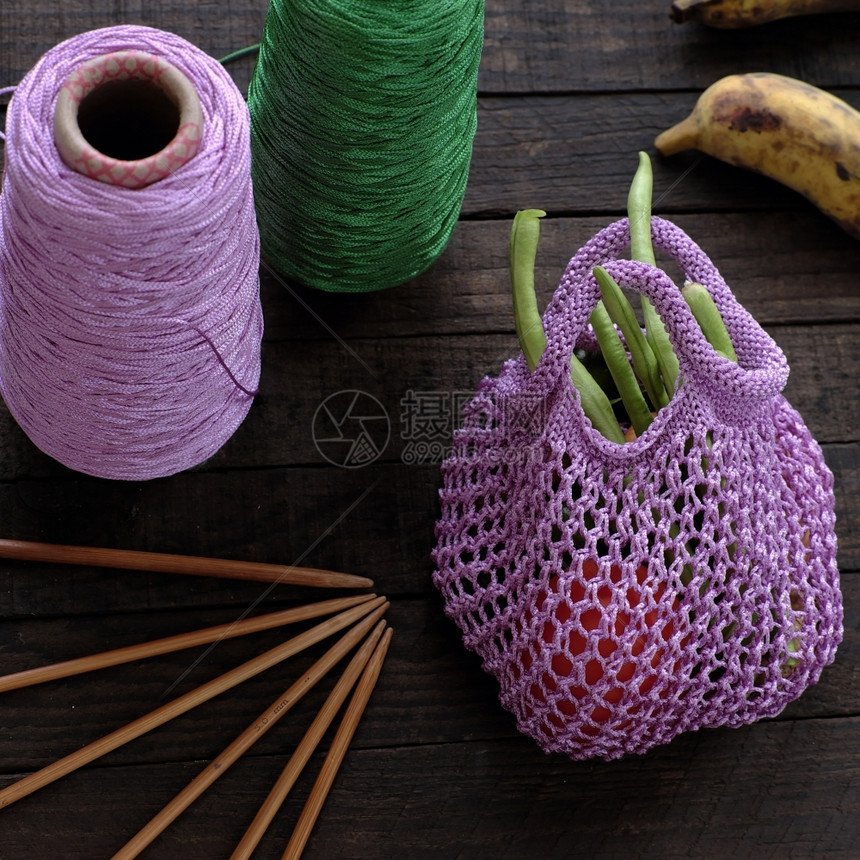 羊毛妈们木制的手工袋上市用紫色纱线编的手袋织为母亲或在白天赠送礼物的业余休闲图片