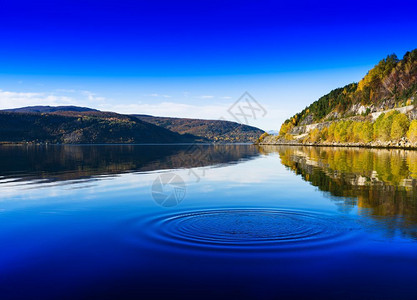 格式水平生动的挪威天河水圈滴背景水平生动的挪威天河水圈滴背景作品夏天图片