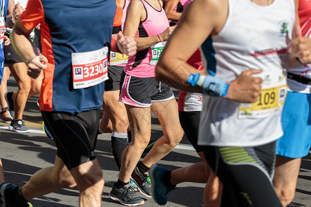 耐力男人活夏季城市马拉松比赛事期间的冠军跑者在夏季城市马拉松比赛事中图片