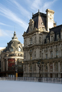 建筑学历史的法国巴黎圣诞时在德维尔市政厅饭店外的冰场上溜部图片