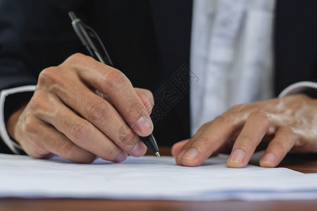 律师写在文件上签字办公室内签署联络业务概念签名文书工作图片