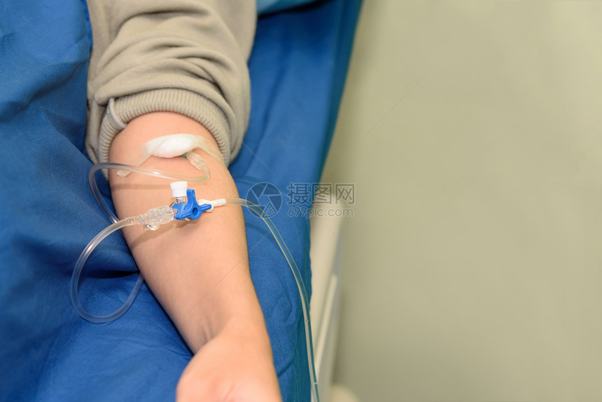 痛盐水手术医院内有病人手臂的盐碱静脉注射或IV溶液图片