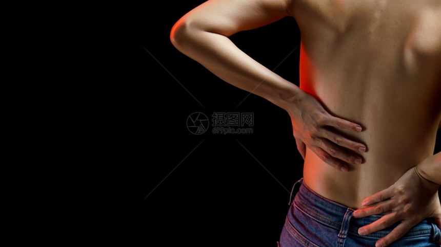 脊背受伤疼痛特写图片
