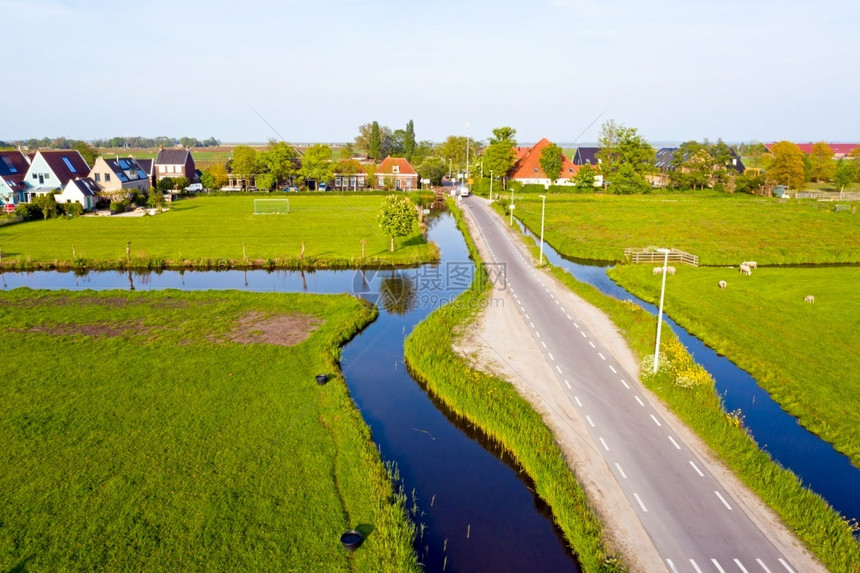 平静的水来自荷兰农村典型的土丘风景平原运河和传统木制房屋的空域来自荷兰欧罗巴图片