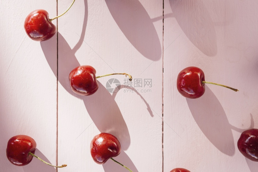 高角视图红樱桃木板水果盘子新鲜图片