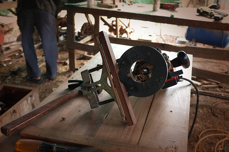 木制办公用具有男子在车间背景下工作乐器木制的复古图片