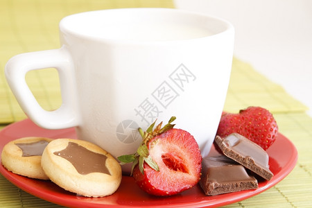 早餐甜食加牛奶和蛋糕巧克力草莓并配有牛奶和蛋糕可口绿色图片