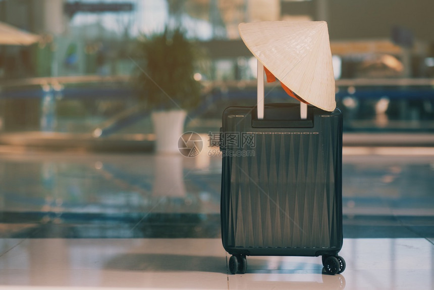 黑色的在机场用越南式的织帽旅行背包李在机场盒为了图片