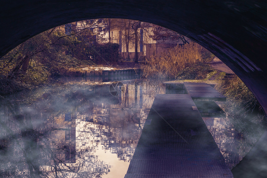 浓雾沼泽水管下有堤防美丽的河流风景经过步行城市图片