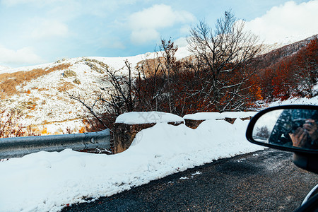 冬季的后视镜和雪山图片