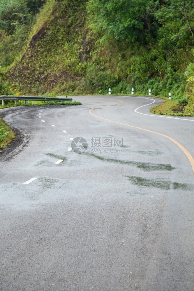 缠绕风景优美弯路转山近悬崖登顶弯曲的图片