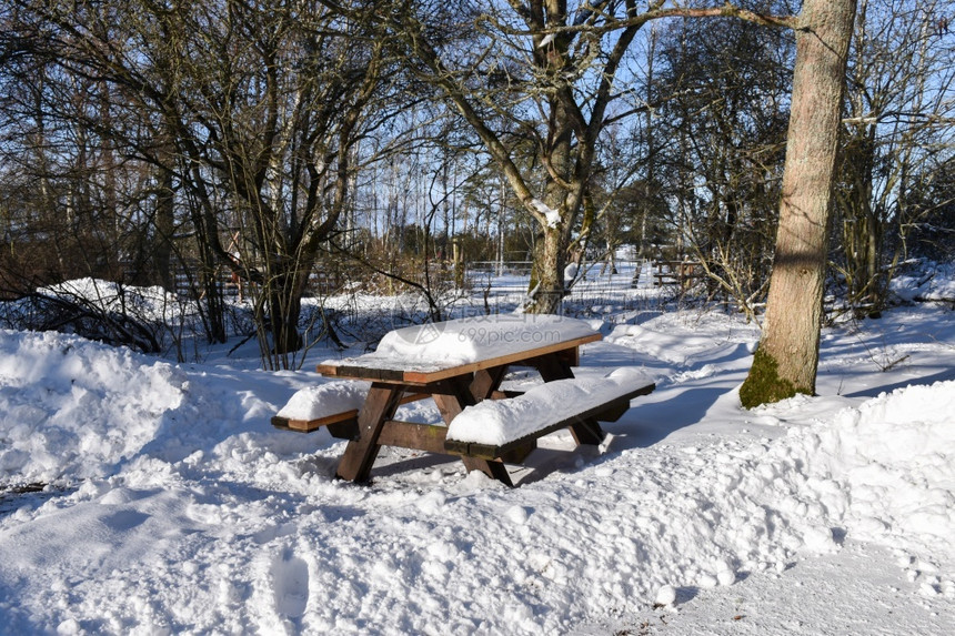 瑞典奥兰岛自然保留地的一个休养处雪覆盖了家具位于瑞典奥兰德岛库尔曼户外寒冷的图片
