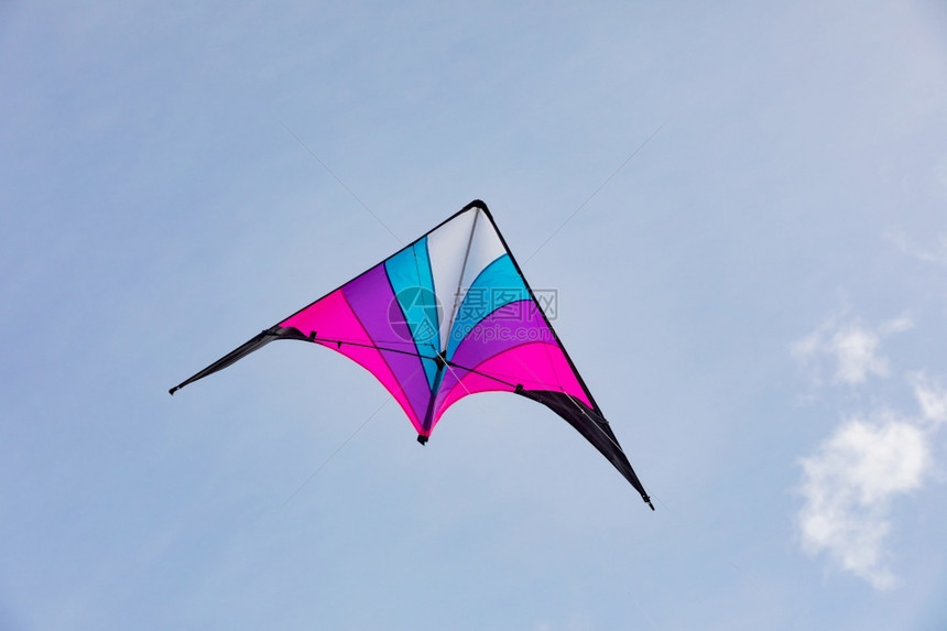 玩活动在蓝天空中飞来去的多彩风筝蓝色图片