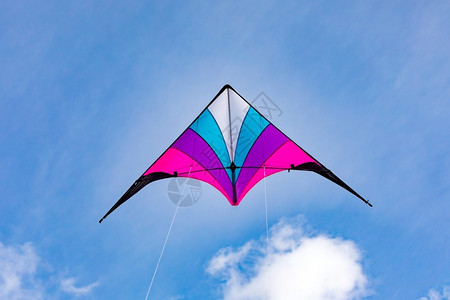 放心去飞飞行蓝色的在天空中飞来去的多彩风筝假期背景
