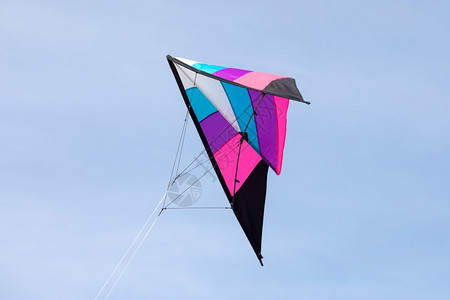 航班细绳象征在蓝天空中飞来去的多彩风筝图片