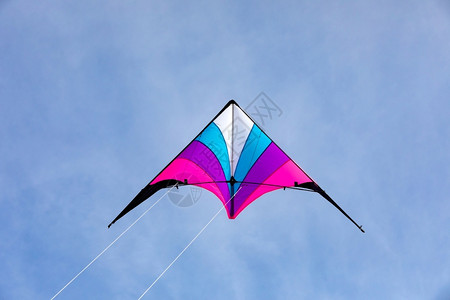 在蓝天空中飞来去的多彩风筝游戏紫色的云图片