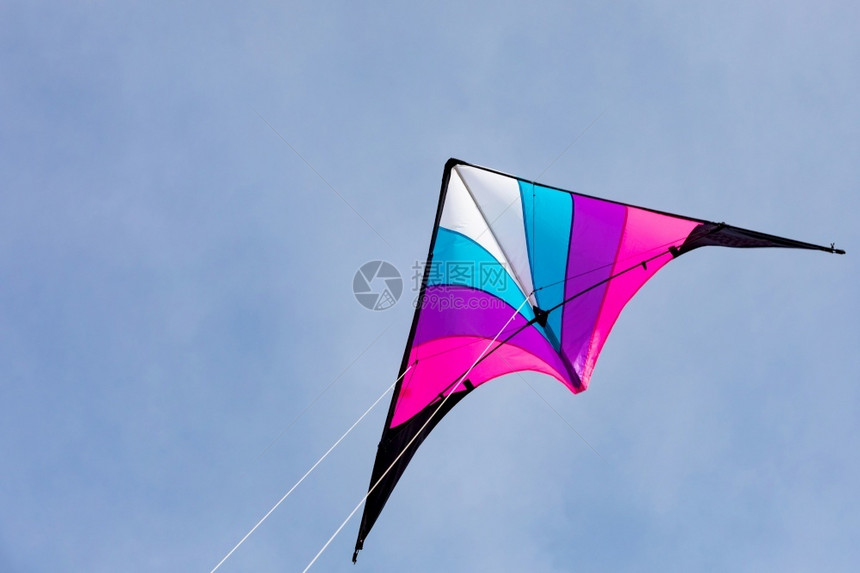 童年休闲的颜色在蓝天空中飞来去的多彩风筝图片