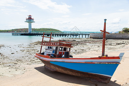 旅行木制的林渔船停靠在海滩上岛的渔捞码头地区钓鱼图片