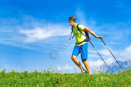 徒步旅行赛跑者卡路里从事野外运动的青年男子在大自然中行走图片