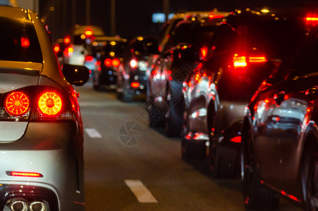 夜间交通堵塞路车上灯光照亮现代的果酱技术图片