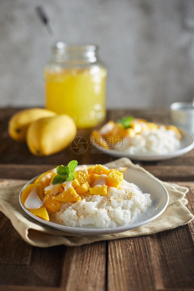 戳叶子芒果加粘糊米饭泰国甜点传统的图片