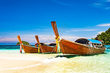 旅游夏天放松泰国安达曼海热带滩上的长尾船图片