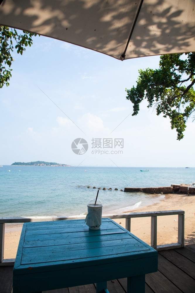 茶天空户外咖啡杯在桌子上海滩的前餐厅图片