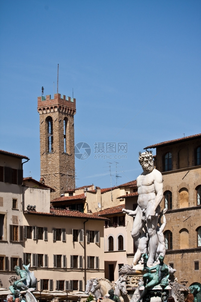 天空马意大利佛罗伦萨的FontanadiNettuno青铜图片