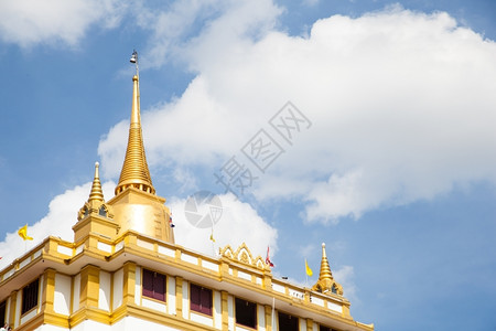 帕亚泰国顶峰景点的寺庙中塔台白天阳光明媚森林王国图片