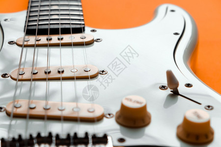 橙色背景的白电吉他详细信息红色的岩石电图片