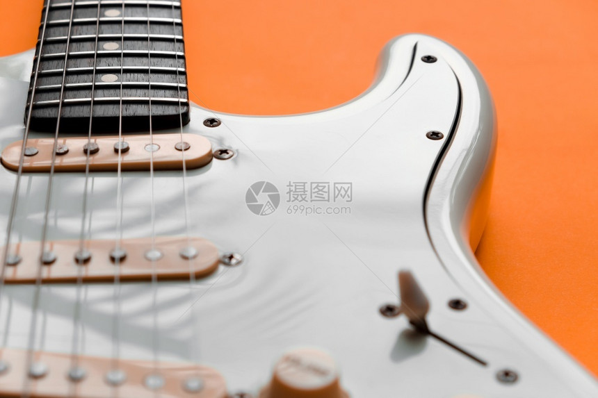 桥一种橙色背景的白电吉他详细信息有色图片