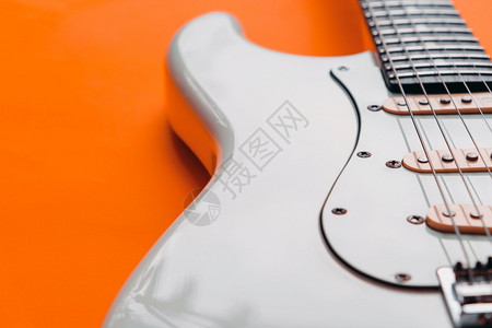 白色的旋律播放器橙色背景的白电吉他详细信息图片