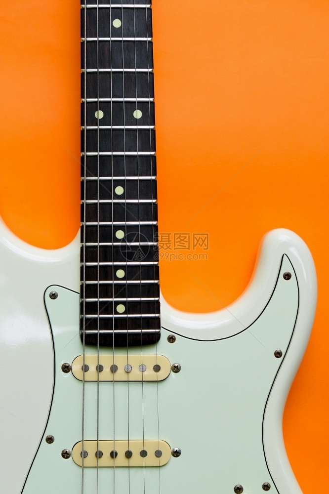 橙色背景的白电吉他详细信息古典蓝调指板图片