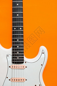 橙色背景的白电吉他详细信息手声学细节图片