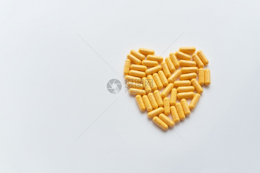 心形黄色药丸健康和心脏问题医学和保健概念铭文的地方补充黄色治疗图片