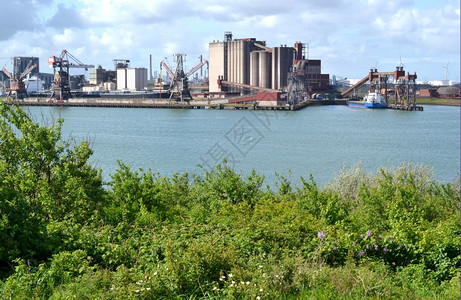博特莱克在Rozenburg的国土上除了自然以外许多行业都能看到鹿特丹港荷兰新北工厂背景