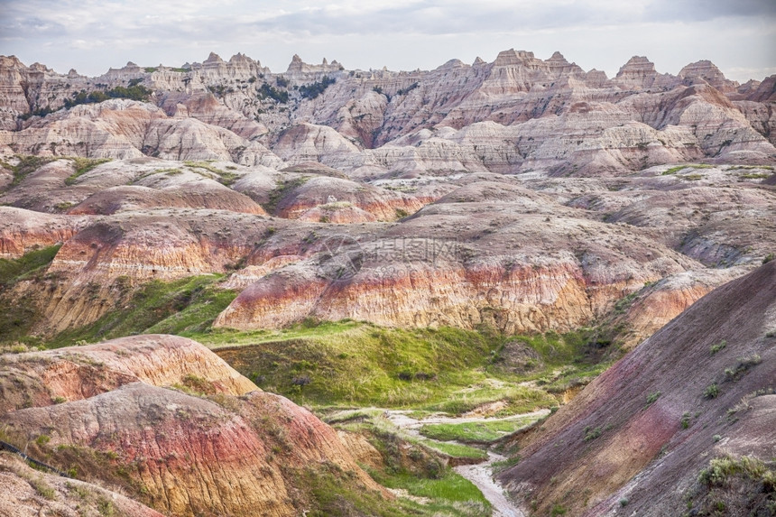 目的地点面Badlanddland的黄狗地区特点是古代海底受到风化和侵蚀的泥土有黄色和红的颜其特征是古代海底的土壤被腐蚀和侵图片