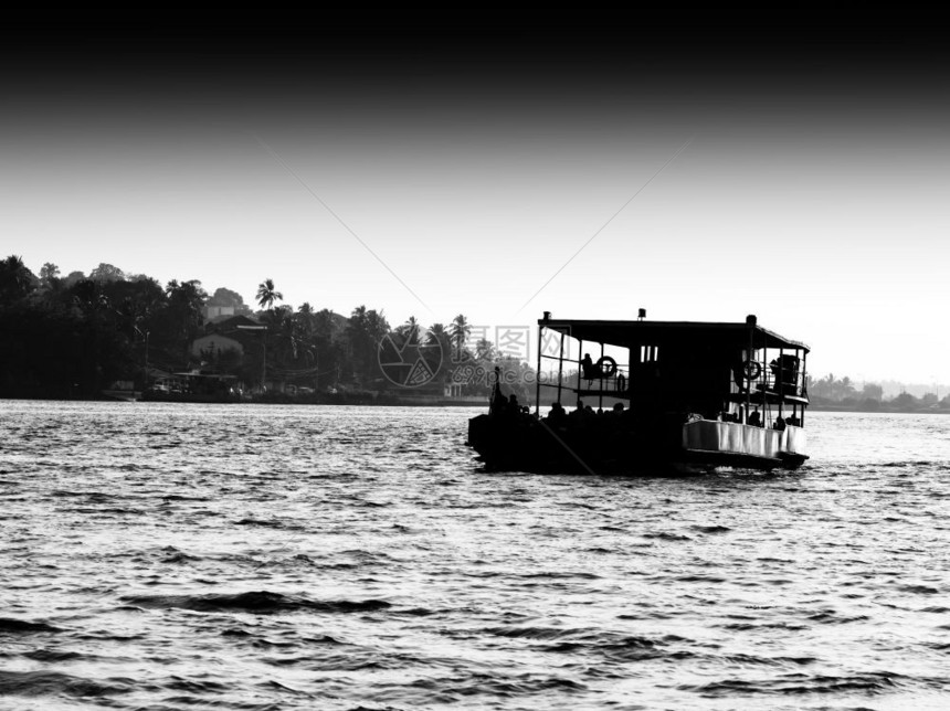 船水平黑色和白印度渡轮风景双光环绕背面的横黑和白色印度渡轮风景双光环绕底盘渡船天空图片