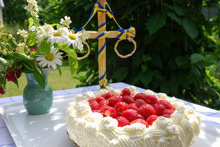 果莓和奶油蛋糕在夏日花园的装饰桌边甜草莓红色图片