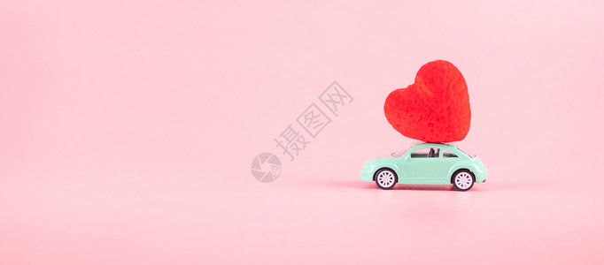 月小型汽车玩具上的红心形装饰复制粉红色背景爱婚礼浪漫和情人节假日概念的文字版面间距假期可爱的设计图片