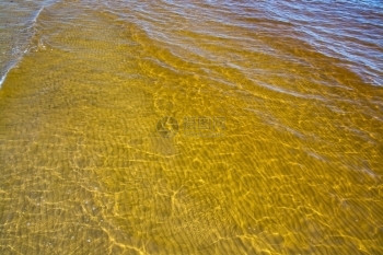 干净的海洋黄色水因附近阿特兰河的清洁沉积物而变色黄洋水因附近阿特兰河的清洁沉积物而变色图片