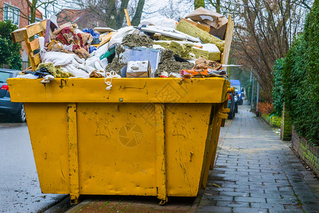 堆满大废物的型集装箱回收利用概念大量垃圾浪费积累桩图片