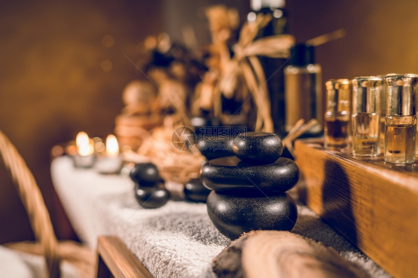 香气古装瓶和按摩巴萨勒特桌上的金宝石和蜡烛中的香油关心温泉图片