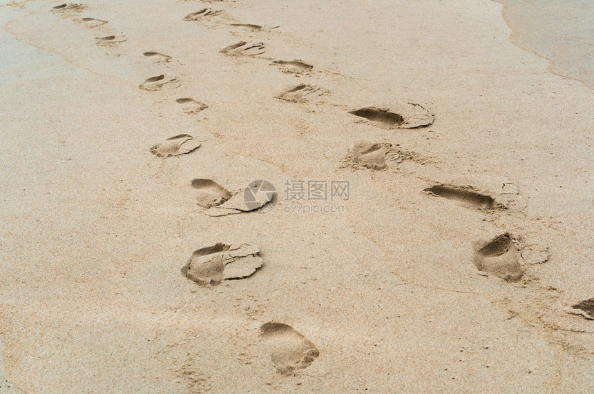 美丽的海滩放松两个人的脚印沙子里两个人图片